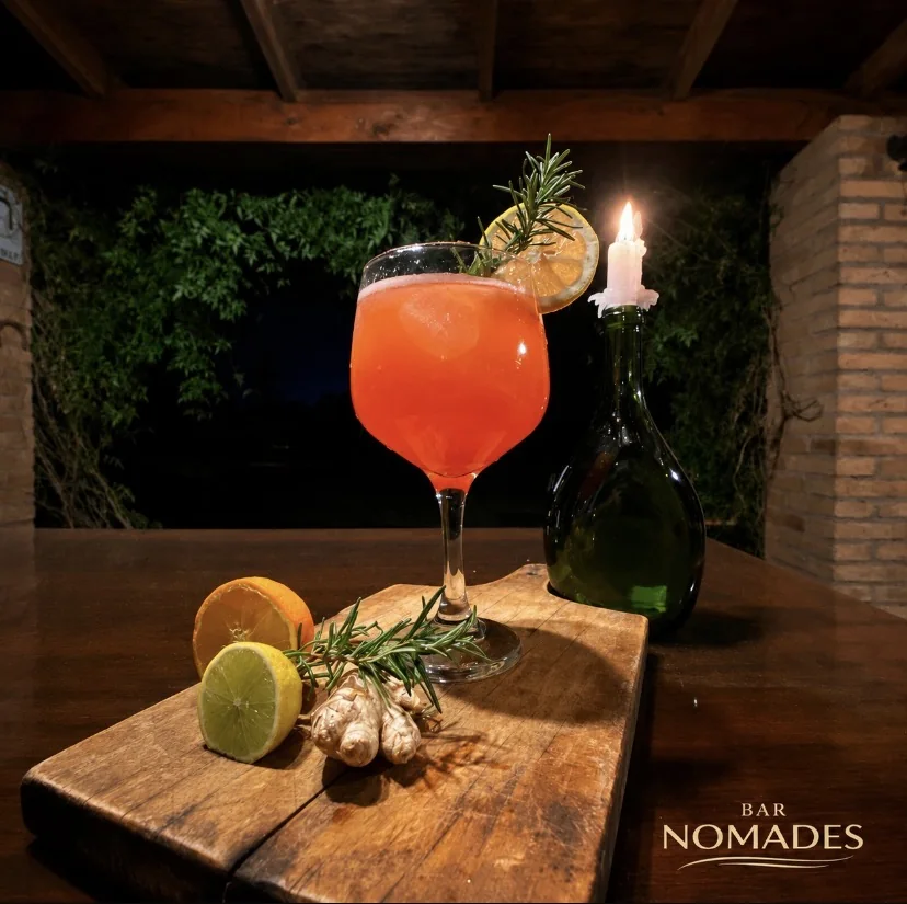 Cóctel preparado por BarNomades en un evento nocturno