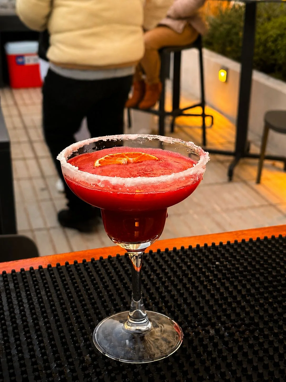 Cóctel rojo preparado en la barra móvil de BarNomades