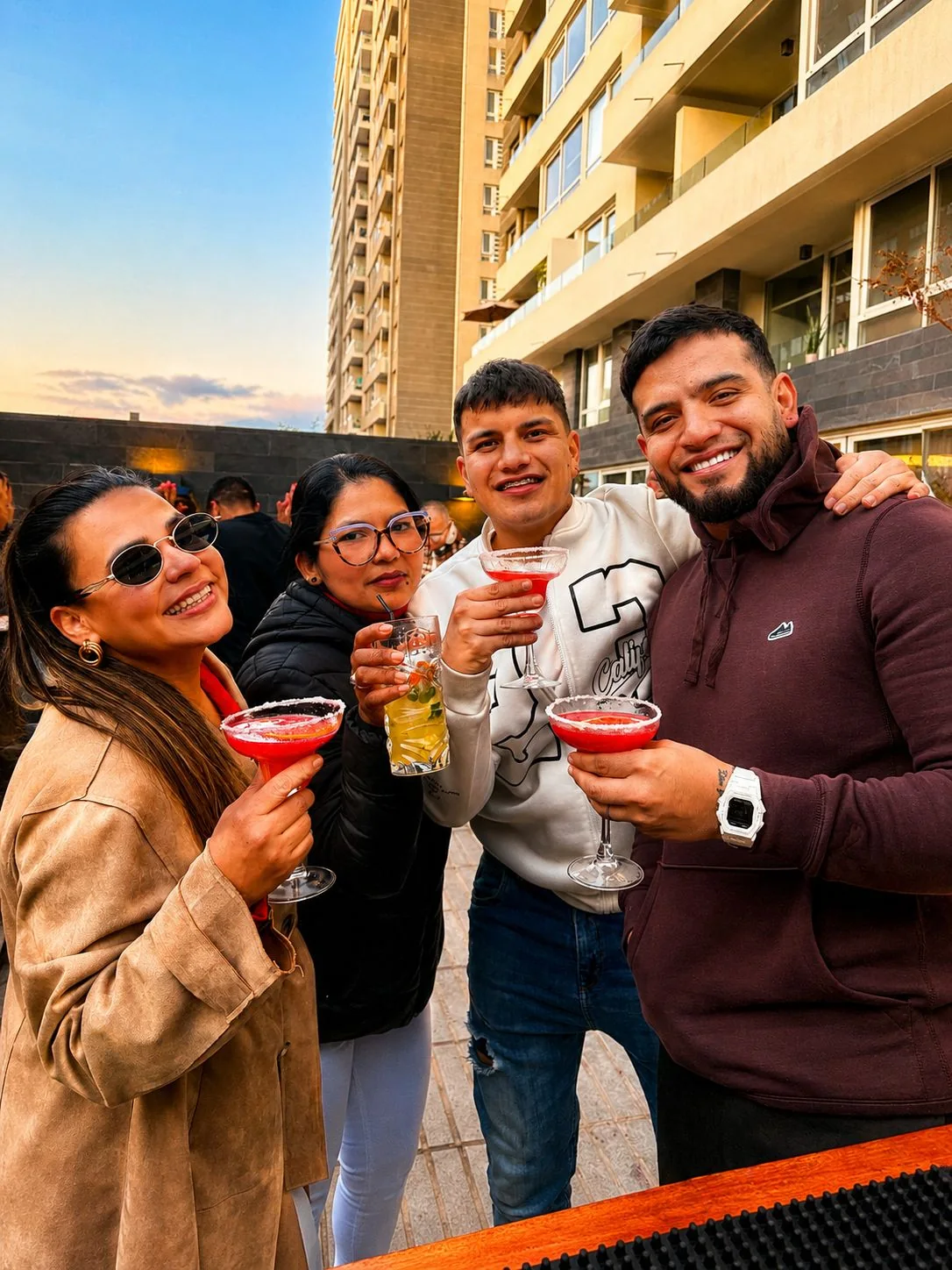 Invitados disfrutando cócteles de BarNomades durante una celebración